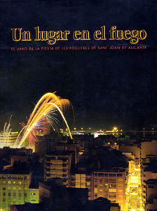 Un lugar en el fuego: el libro de la fiesta de les Fogueres de San Juan de Alicante (1996)
